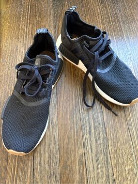 Men’s adidas black sneakers size 9.5 EUC